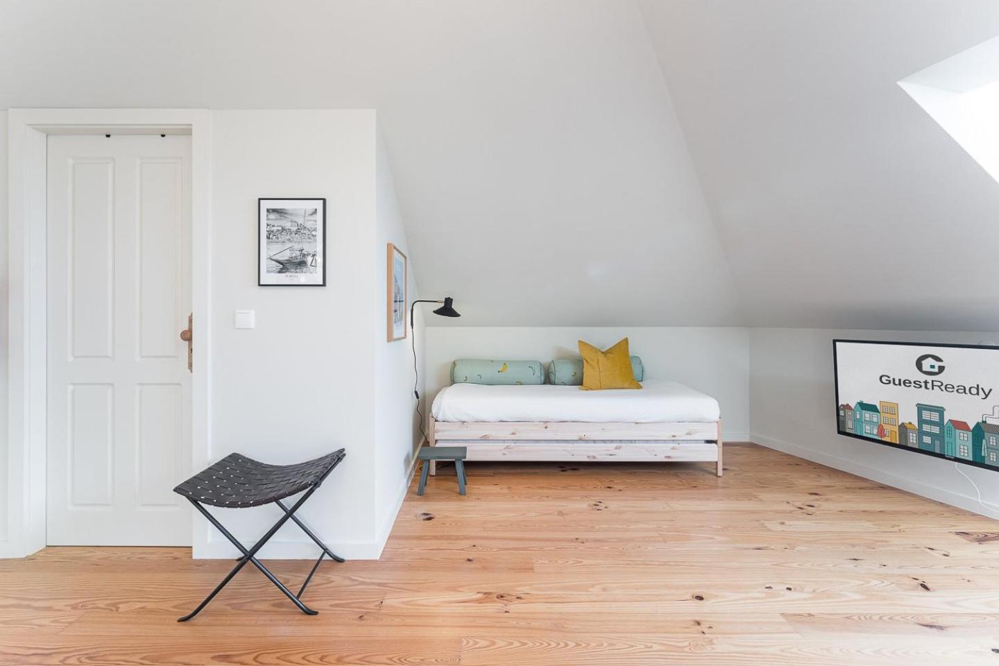 Guestready - Spacious And Modern W/ Skylight Apartment *