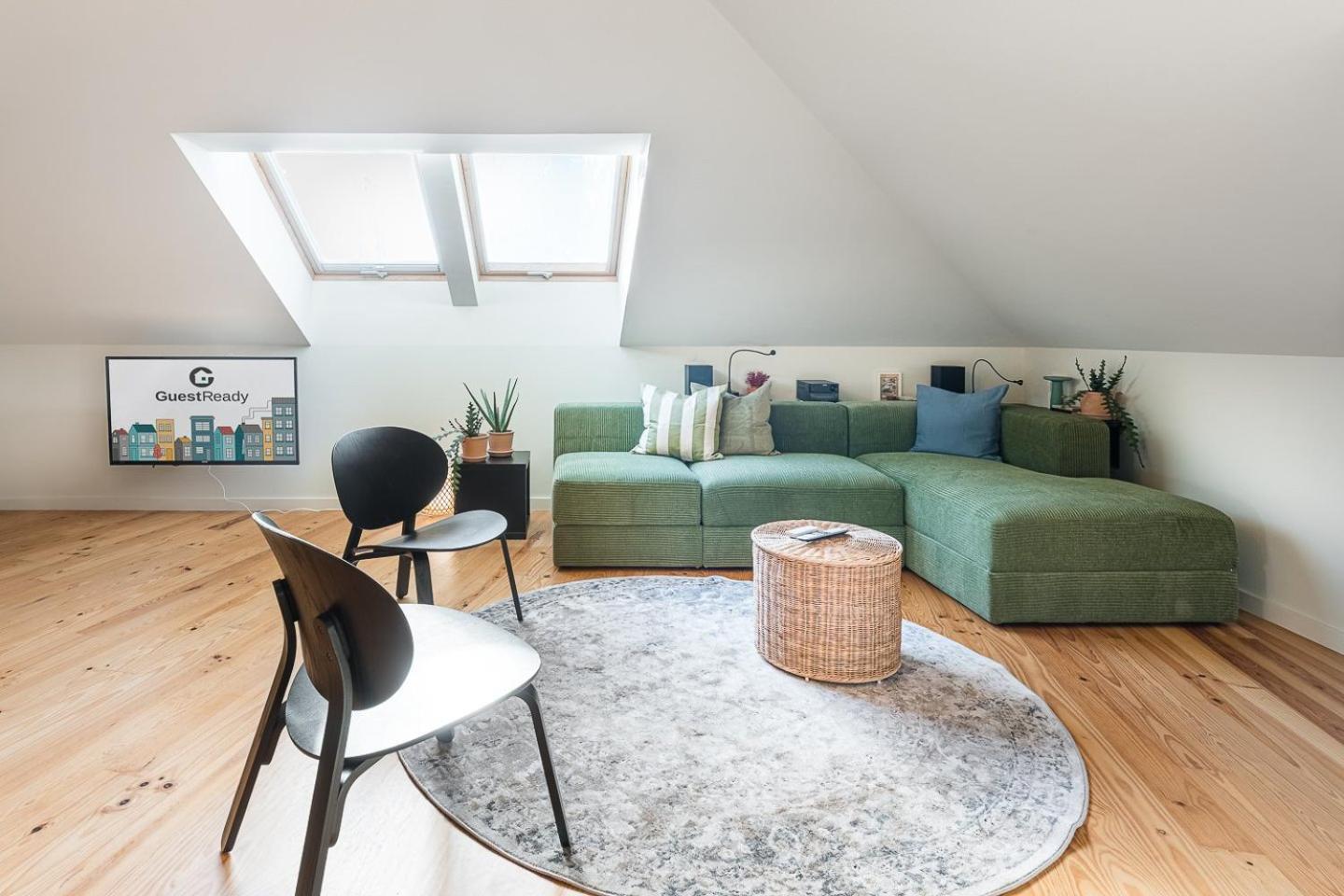 Guestready - Spacious And Modern W/ Skylight Apartment *