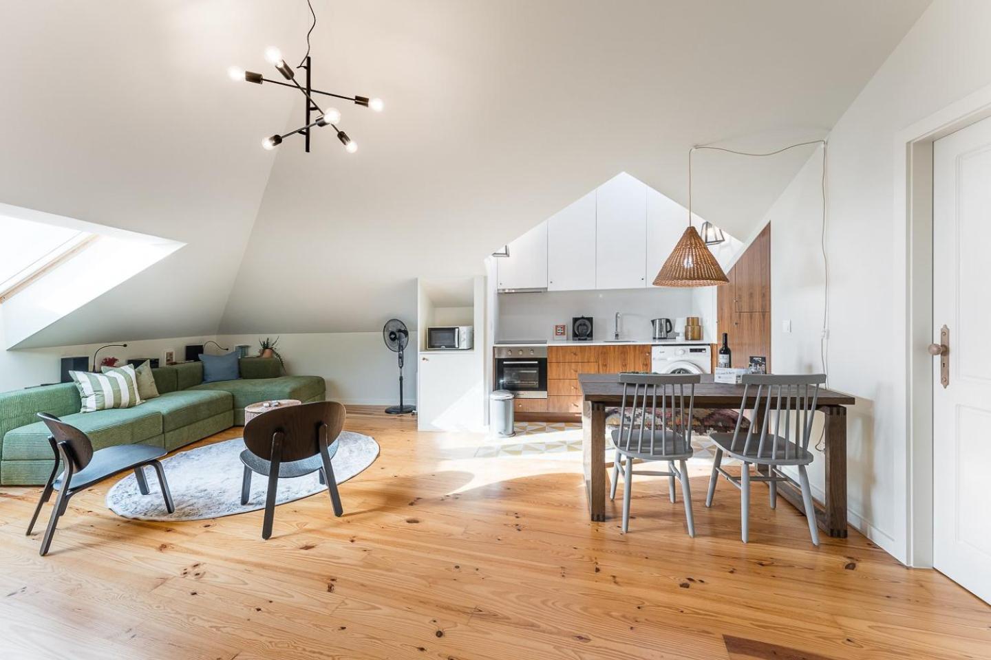 Guestready - Spacious And Modern W/ Skylight Apartment