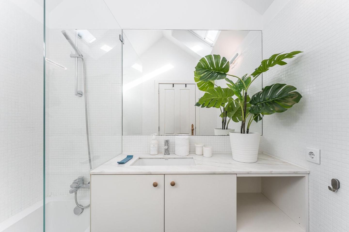Guestready - Spacious And Modern W/ Skylight Apartment